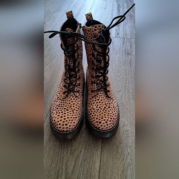 UnionBay Women's Leppard print boots, with studding and chunky soles. Size 10 - Picture 2 of 7